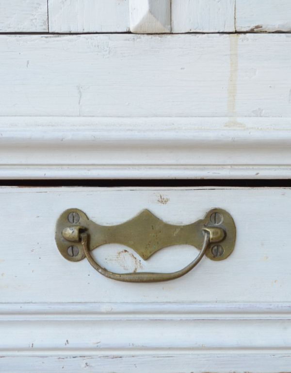 アンティークのキャビネット　アンティーク家具　フランスの美しいアンティーク家具、脚が長いガラスキャビネット。引き出しの取っ手はゴールド色のハンドルです。(d-1124-f)