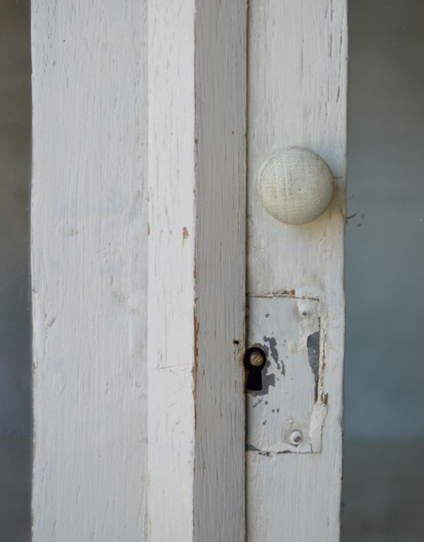 アンティークのキャビネット　アンティーク家具　フランスの美しいアンティーク家具、脚が長いガラスキャビネット。風合いがいい感じの木製の取っ手。(d-1124-f)