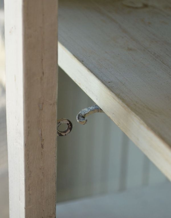 アンティークのキャビネット　アンティーク家具　フランスの美しいアンティーク家具、脚が長いガラスキャビネット。扉を引っかけて留める金具が付いています。(d-1124-f)