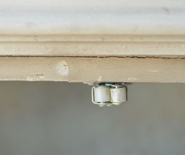 アンティークのキャビネット　アンティーク家具　フランスの美しいアンティーク家具、脚が長いガラスキャビネット。扉にはローラーキャッチャーが付いているので、開け閉めがスムーズです。(d-1124-f)