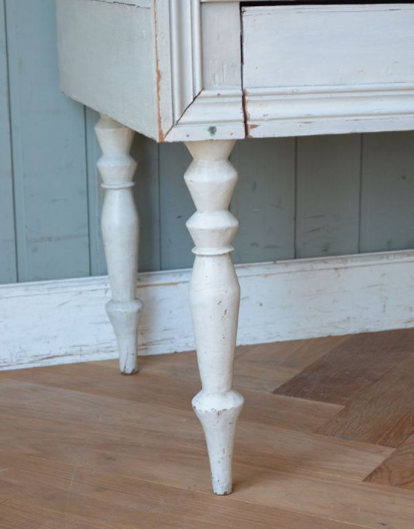 アンティークのキャビネット　アンティーク家具　フランスの美しいアンティーク家具、脚が長いガラスキャビネット。脚が付いています。(d-1124-f)