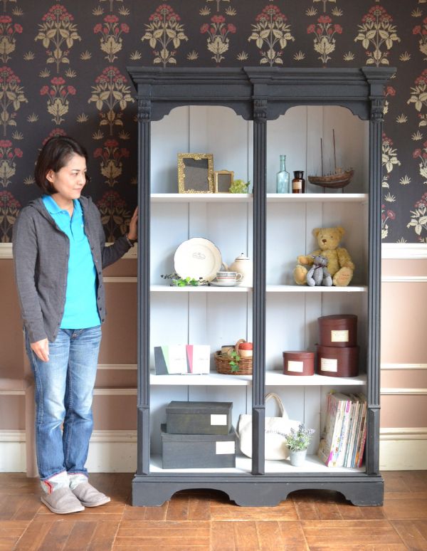 アンティークのキャビネット　アンティーク家具　アンティークのフレンチ家具、ブラックペイントのブックケース（本棚） 。リビングで実用的に使えます。(d-1125-f)