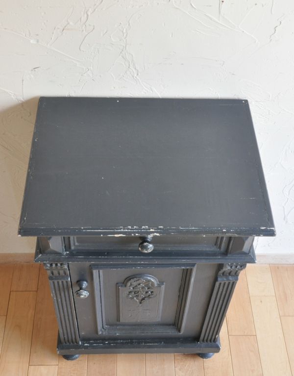 アンティークのキャビネット　アンティーク家具　フランスから到着したアンティークスモールペイントキャビネット。天板もキレイに仕上げました。(d-1126-f)