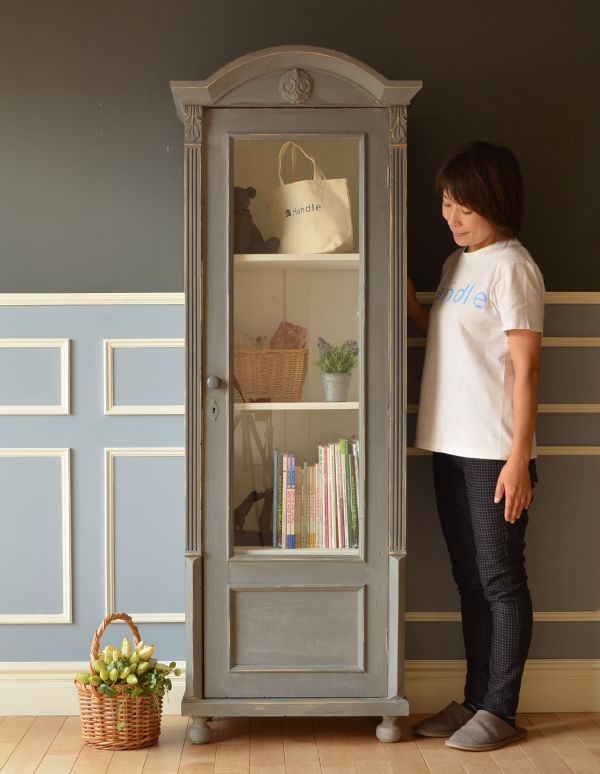 アンティークのキャビネット　アンティーク家具　装飾が可愛いアンティーク家具、グレーペイントのフレンチガラスキャビネット。リビングで実用的に使えます。(d-1127-f)