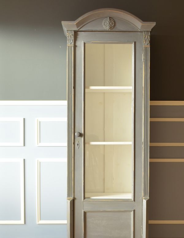 アンティークのキャビネット　アンティーク家具　装飾が可愛いアンティーク家具、グレーペイントのフレンチガラスキャビネット。貴重なアンティークのガラスが残っていました。(d-1127-f)