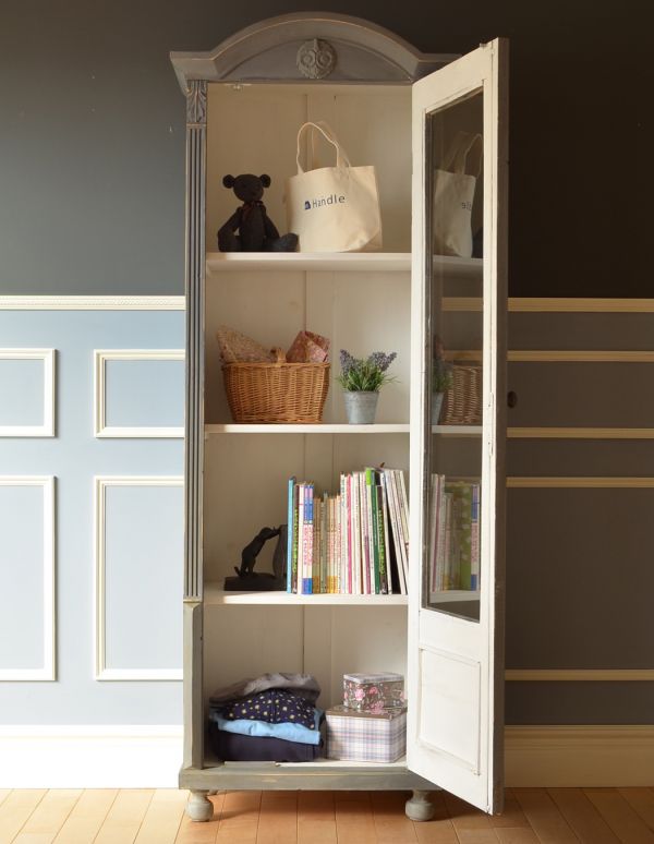 アンティークのキャビネット　アンティーク家具　装飾が可愛いアンティーク家具、グレーペイントのフレンチガラスキャビネット。棚板があるので、整理整頓がしやすいですよ。(d-1127-f)