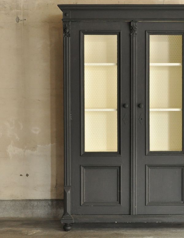 アンティークのキャビネット　アンティーク家具　アンティークのフレンチ家具、グリアージュのキャビネット（ブラック）。ペイントが味わい深いです。(d-1128-f)