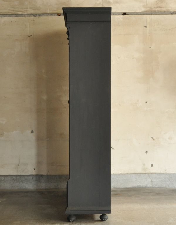 アンティークのキャビネット　アンティーク家具　アンティークのフレンチ家具、グリアージュのキャビネット（ブラック）。サイドもきれいにペイントされています。(d-1128-f)