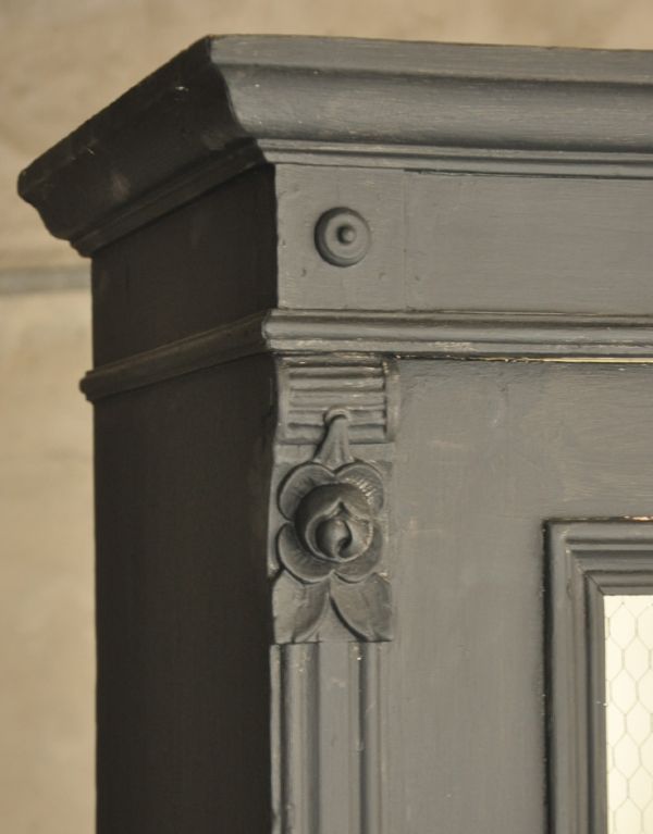 アンティークのキャビネット　アンティーク家具　アンティークのフレンチ家具、グリアージュのキャビネット（ブラック）。美しい彫にうっとり。(d-1128-f)