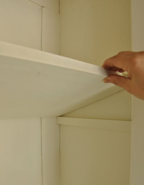 アンティークのキャビネット　アンティーク家具　アンティークのフレンチ家具、グリアージュのキャビネット（ブラック）。棚板があるので、整理整頓がしやすいですよ。(d-1128-f)