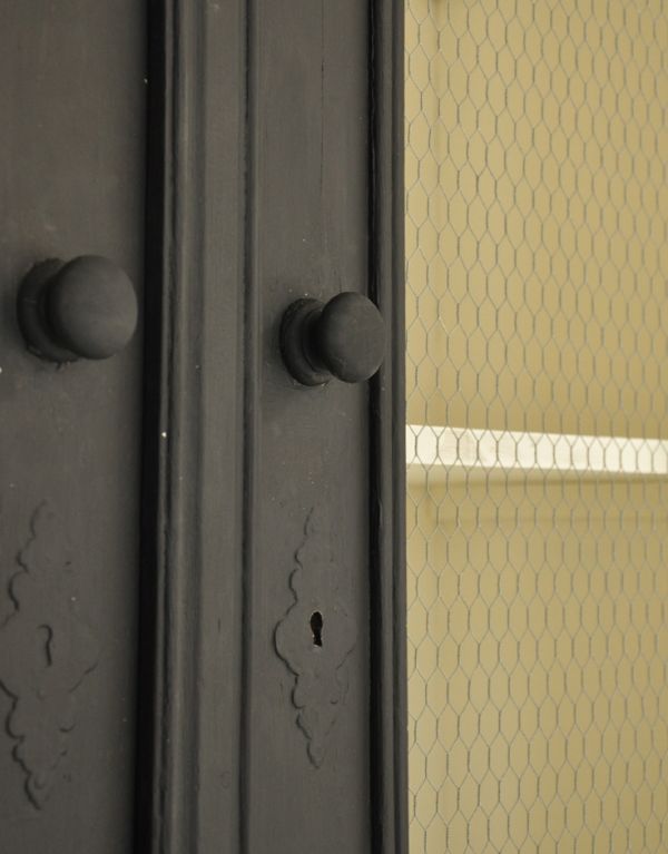 アンティークのキャビネット　アンティーク家具　アンティークのフレンチ家具、グリアージュのキャビネット（ブラック）。丸い取っ手がちょこんと付いています。(d-1128-f)