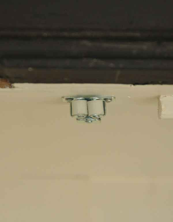 アンティークのキャビネット　アンティーク家具　アンティークのフレンチ家具、グリアージュのキャビネット（ブラック）。扉にはローラーキャッチャーが付いているので、開け閉めはスムーズです。(d-1128-f)