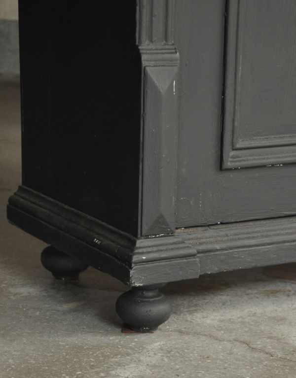 アンティークのキャビネット　アンティーク家具　アンティークのフレンチ家具、グリアージュのキャビネット（ブラック）。しっかりとした安定感があります。(d-1128-f)