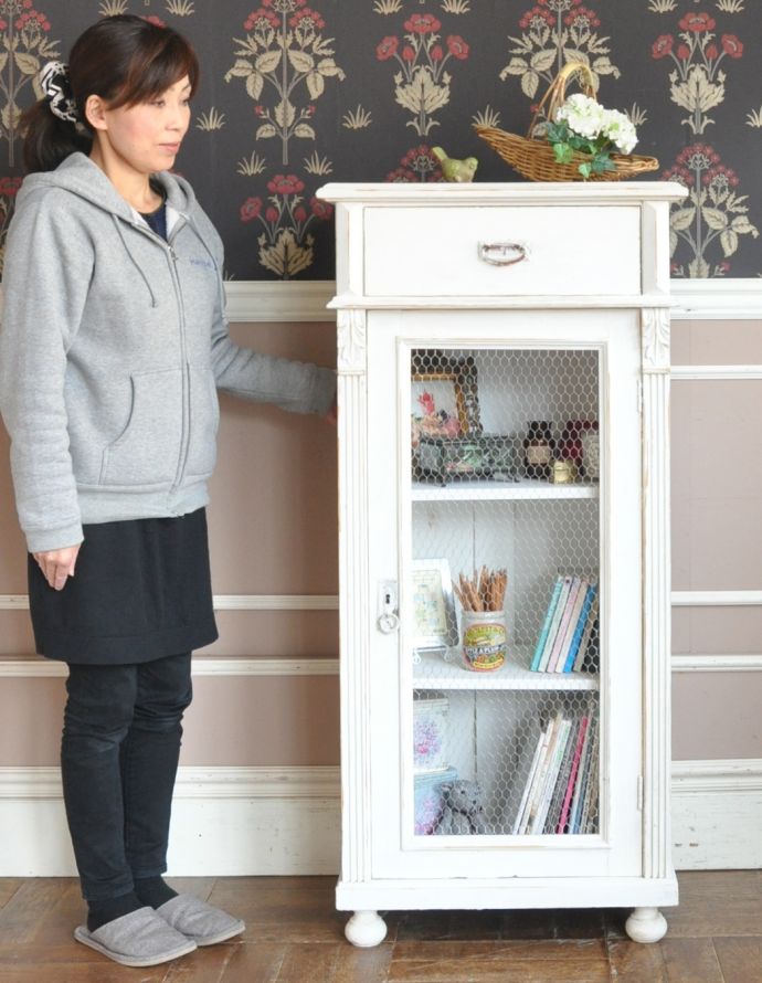 アンティークのキャビネット アンティーク家具 アンティークのフレンチインテリア、引き出し付きのグリアージュキャビネット(ホワイト)。リビングで実用的に使えます。(d-1129-f-1)