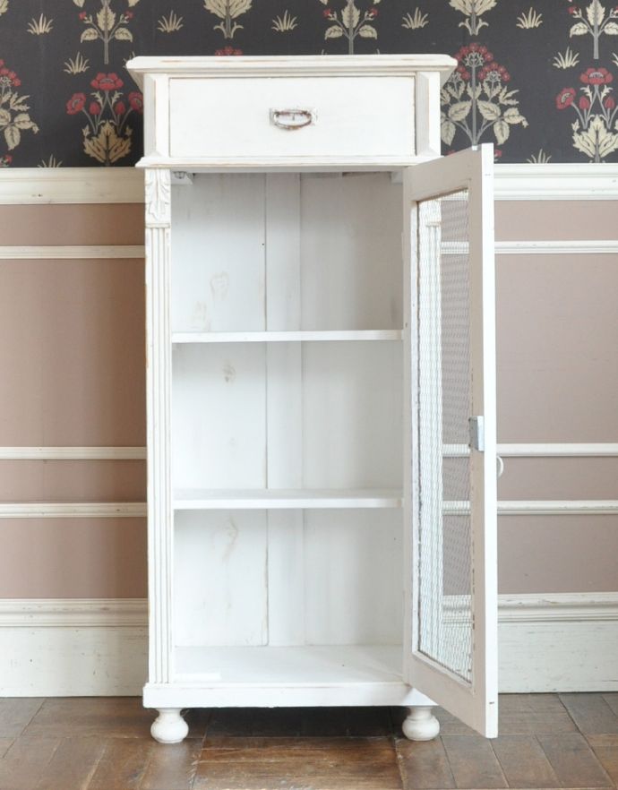 アンティークのキャビネット アンティーク家具 アンティークのフレンチインテリア、引き出し付きのグリアージュキャビネット(ホワイト)。内側はホワイト色にペイントされています。(d-1129-f-1)