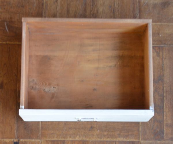 アンティークのキャビネット アンティーク家具 アンティークのフレンチインテリア、引き出し付きのグリアージュキャビネット(ホワイト)。引き出しもキレイに修復してありますので、細々したものを収納して下さい。(d-1129-f-1)