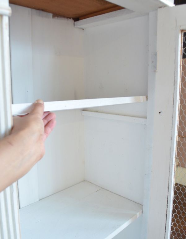 アンティークのキャビネット アンティーク家具 アンティークのフレンチインテリア、引き出し付きのグリアージュキャビネット(ホワイト)。棚板があるので、整理整頓がしやすいですよ。(d-1129-f-1)