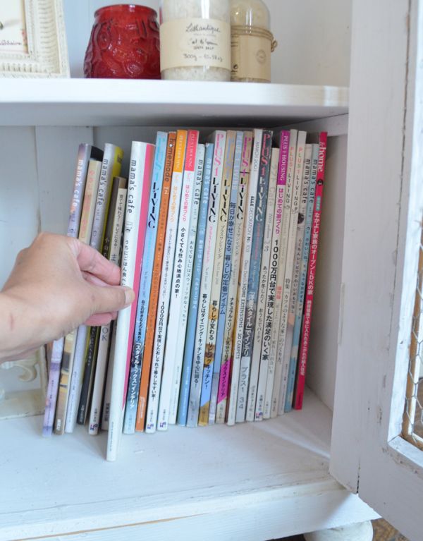 アンティークのキャビネット アンティーク家具 アンティークのフレンチインテリア、引き出し付きのグリアージュキャビネット(ホワイト)。雑誌やA4ファイルなどの収納もできます。(d-1129-f-1)