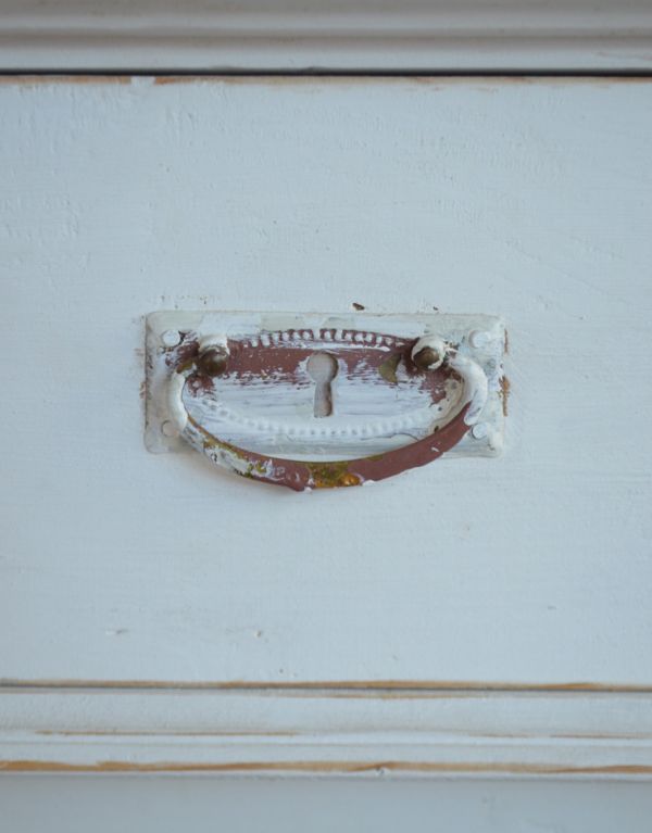 アンティークのキャビネット アンティーク家具 アンティークのフレンチインテリア、引き出し付きのグリアージュキャビネット(ホワイト)。引き出しの取っ手です。(d-1129-f-1)