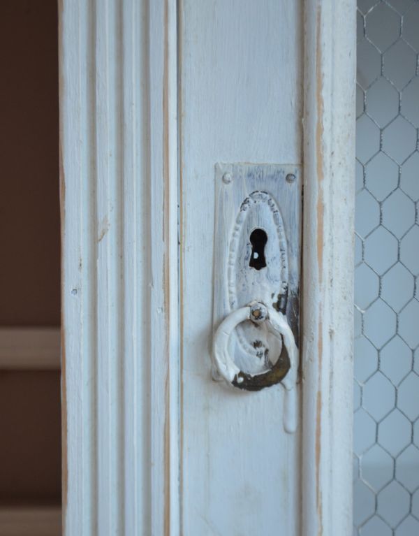 アンティークのキャビネット アンティーク家具 アンティークのフレンチインテリア、引き出し付きのグリアージュキャビネット(ホワイト)。扉の取っ手です。(d-1129-f-1)