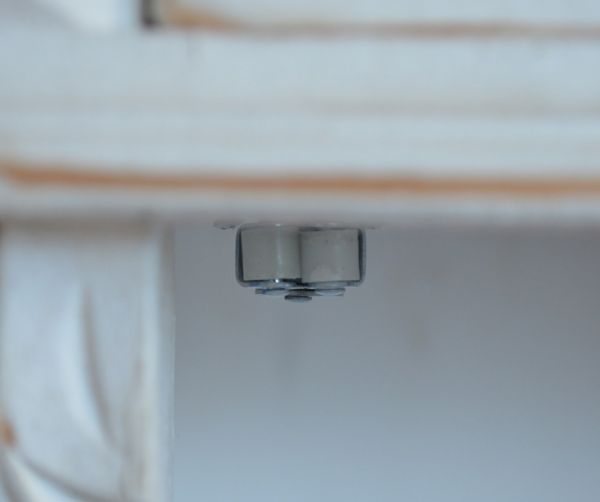 アンティークのキャビネット アンティーク家具 アンティークのフレンチインテリア、引き出し付きのグリアージュキャビネット(ホワイト)。扉にはローラーキャッチャーが付いているので、開け閉めはスムーズです。(d-1129-f-1)