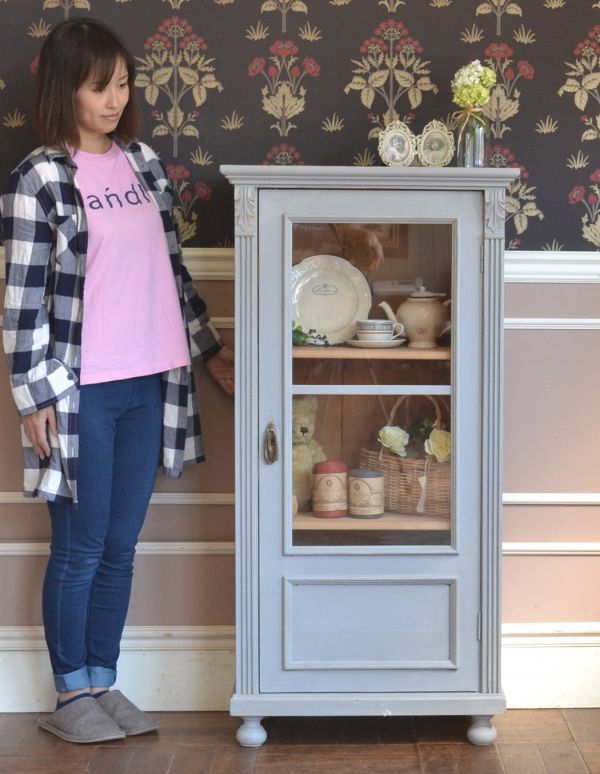 アンティークのキャビネット　アンティーク家具　フランスのアンティーク家具、グレーペイントのガラスキャビネット。リビングで実用的に使えます。(d-1130-f)