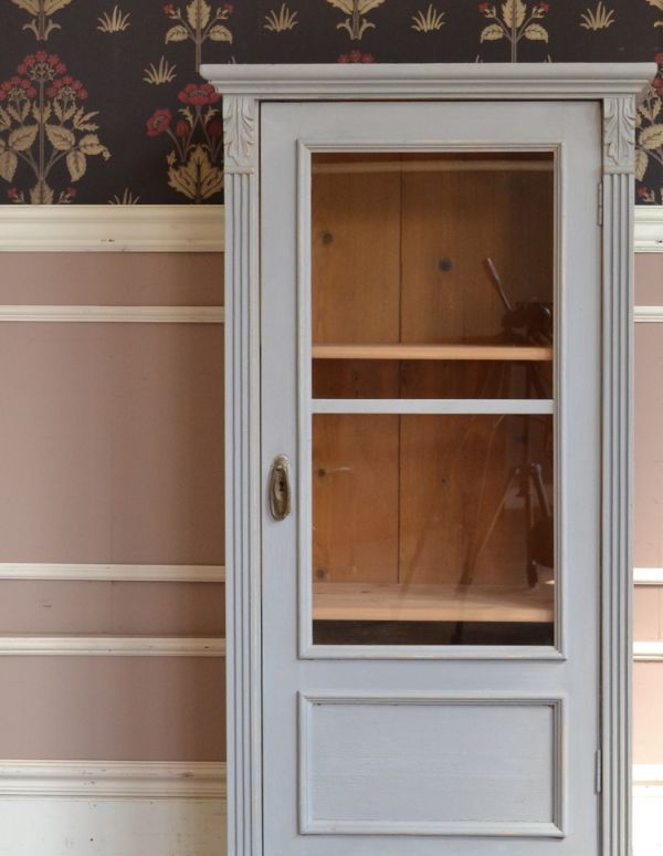 アンティークのキャビネット　アンティーク家具　フランスのアンティーク家具、グレーペイントのガラスキャビネット。貴重なアンティークのガラスが残っていました。(d-1130-f)