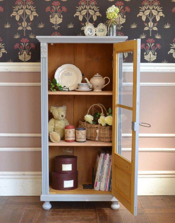 アンティークのキャビネット　アンティーク家具　フランスのアンティーク家具、グレーペイントのガラスキャビネット。棚板があるので、整理整頓がしやすいですよ。(d-1130-f)