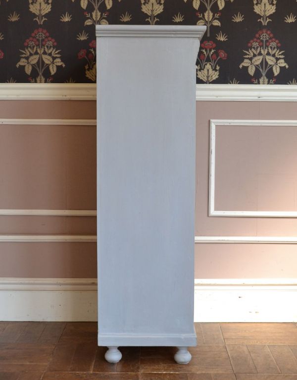 アンティークのキャビネット　アンティーク家具　フランスのアンティーク家具、グレーペイントのガラスキャビネット。サイドもきれいにペイントされています。(d-1130-f)