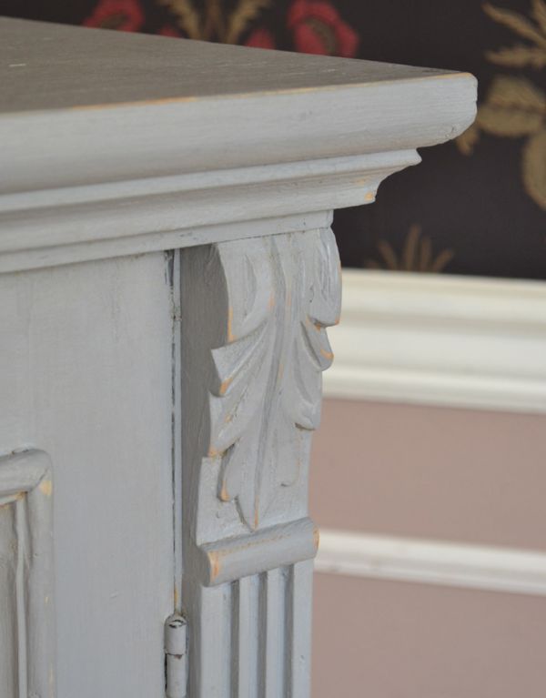 アンティークのキャビネット　アンティーク家具　フランスのアンティーク家具、グレーペイントのガラスキャビネット。美しい彫にうっとり。(d-1130-f)