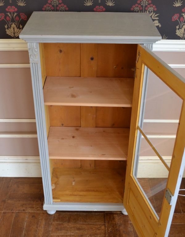 アンティークのキャビネット　アンティーク家具　フランスのアンティーク家具、グレーペイントのガラスキャビネット。A4サイズのファイルや雑誌もラクラク収納できます。(d-1130-f)