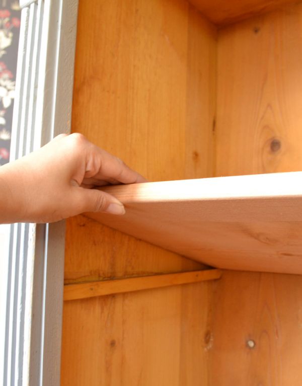 アンティークのキャビネット　アンティーク家具　フランスのアンティーク家具、グレーペイントのガラスキャビネット。棚板があるので、整理整頓がしやすいですよ。(d-1130-f)