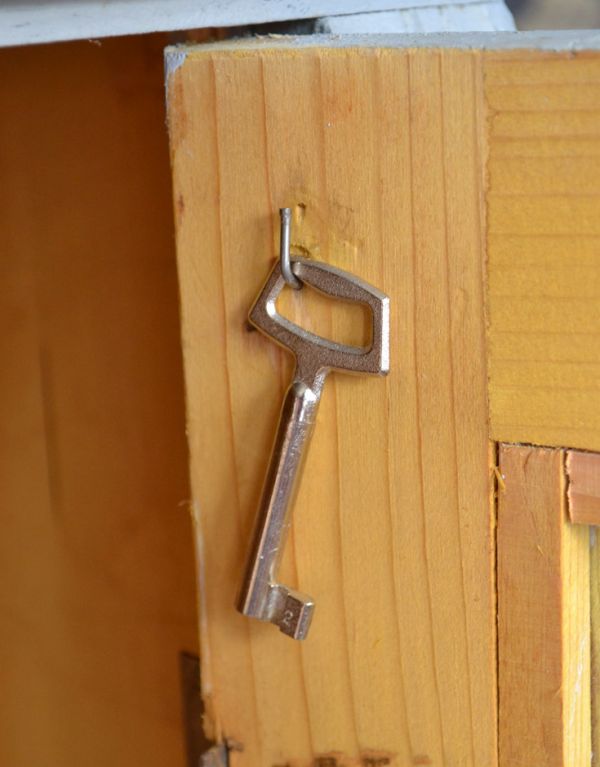 アンティークのキャビネット　アンティーク家具　フランスのアンティーク家具、グレーペイントのガラスキャビネット。鍵はこのように引っ掛けて保管できます。(d-1130-f)