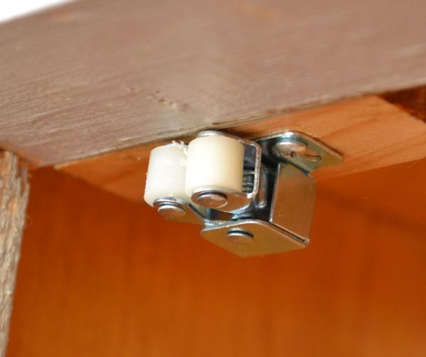 アンティークのキャビネット　アンティーク家具　フランスのアンティーク家具、グレーペイントのガラスキャビネット。扉にはローラーキャッチャーが付いているので、開け閉めがスムーズです。(d-1130-f)