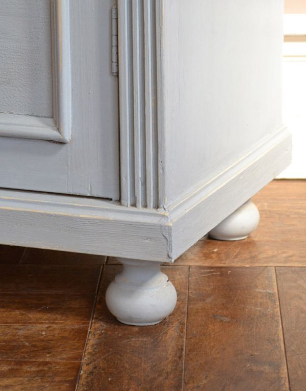 アンティークのキャビネット　アンティーク家具　フランスのアンティーク家具、グレーペイントのガラスキャビネット。玉ねぎ形の脚。(d-1130-f)