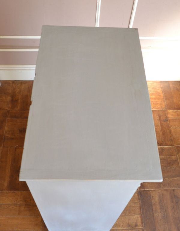 アンティークのキャビネット　アンティーク家具　フランスのアンティーク家具、グレーペイントのガラスキャビネット。天板もキレイです。(d-1130-f)