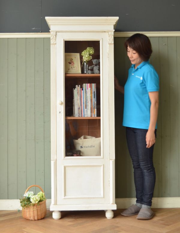 アンティークのキャビネット　アンティーク家具　フランスのアンティーク家具、ホワイトペイントのガラスキャビネット。リビングで実用的に使えます。(d-1131-f)