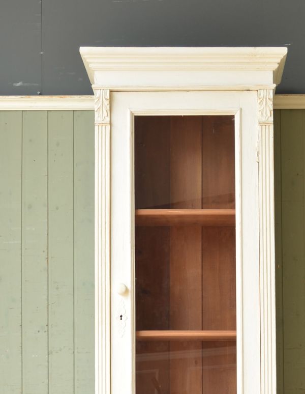 アンティークのキャビネット　アンティーク家具　フランスのアンティーク家具、ホワイトペイントのガラスキャビネット。貴重なアンティークのガラスが残っていました。(d-1131-f)