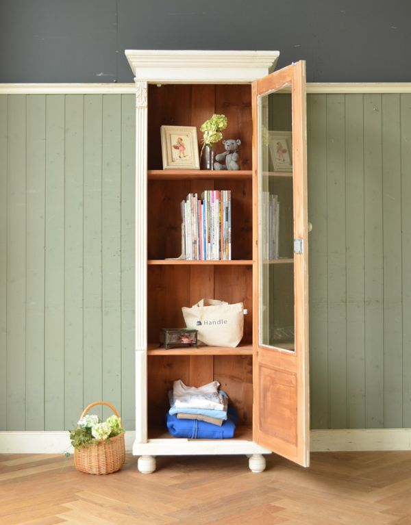 アンティークのキャビネット　アンティーク家具　フランスのアンティーク家具、ホワイトペイントのガラスキャビネット。棚板があるので、整理整頓がしやすいですよ。(d-1131-f)