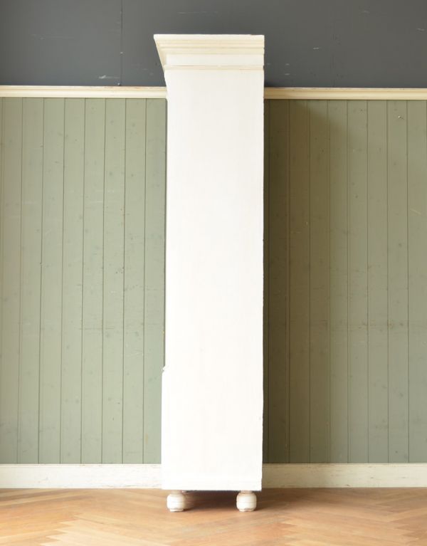 アンティークのキャビネット　アンティーク家具　フランスのアンティーク家具、ホワイトペイントのガラスキャビネット。サイドもきれいにペイントされています。(d-1131-f)