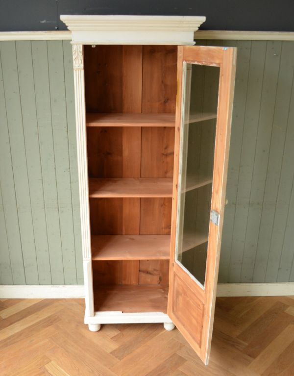 アンティークのキャビネット　アンティーク家具　フランスのアンティーク家具、ホワイトペイントのガラスキャビネット。A4サイズのファイルや雑誌もラクラク収納できます。(d-1131-f)