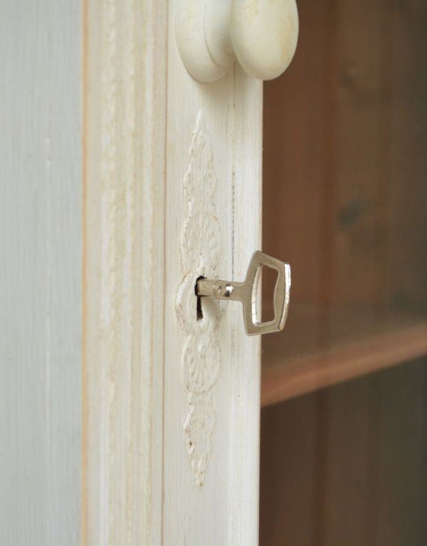 アンティークのキャビネット　アンティーク家具　フランスのアンティーク家具、ホワイトペイントのガラスキャビネット。風合いがいい感じの木製の取っ手。(d-1131-f)