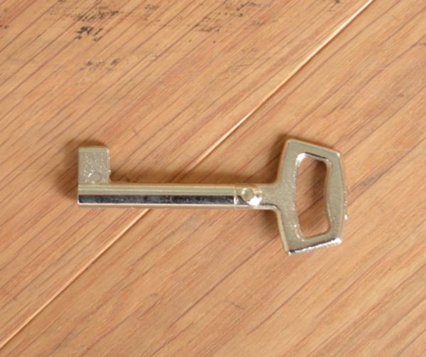 アンティークのキャビネット　アンティーク家具　フランスのアンティーク家具、ホワイトペイントのガラスキャビネット。アンティークの鍵が付いています。(d-1131-f)