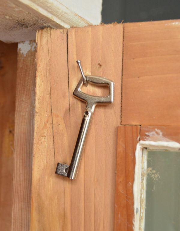 アンティークのキャビネット　アンティーク家具　フランスのアンティーク家具、ホワイトペイントのガラスキャビネット。鍵はこのように背面に引っ掛けて保管できます。(d-1131-f)