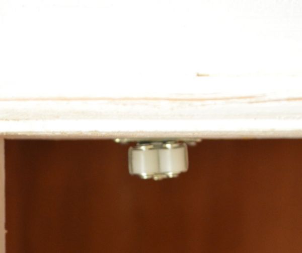 アンティークのキャビネット　アンティーク家具　フランスのアンティーク家具、ホワイトペイントのガラスキャビネット。扉にはローラーキャッチャーが付いているので、開け閉めがスムーズです。(d-1131-f)