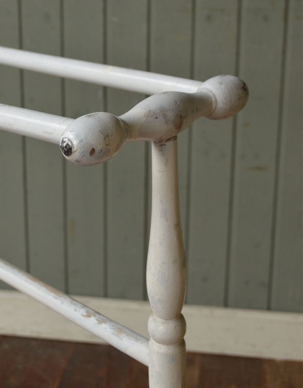 めずらしい家具 アンティーク家具 アンティークのランドリー雑貨、タオルハンガー(ホワイト)。専門の職人によってお直ししていますが、アンティークは新品ではありません。(d-1027-f)