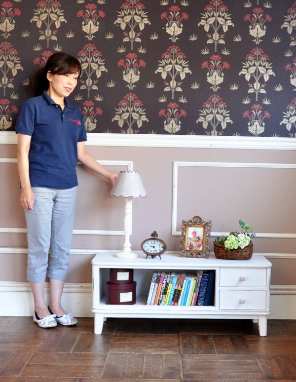 アンティークのチェスト アンティーク家具 ホワイトペイントのアンティーク家具、テレビ台に使えるローキャビネット。ホワイトペイントの美しい小ぶりなキャビネット。(d-1132-f)