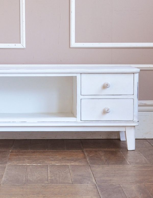 アンティークのチェスト アンティーク家具 ホワイトペイントのアンティーク家具、テレビ台に使えるローキャビネット。あっという間に憧れの外国のお家のような雰囲気に・・・。(d-1132-f)