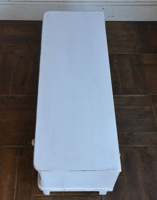 アンティークのチェスト アンティーク家具 ホワイトペイントのアンティーク家具、テレビ台に使えるローキャビネット。天板もキレイに仕上げました。(d-1132-f)