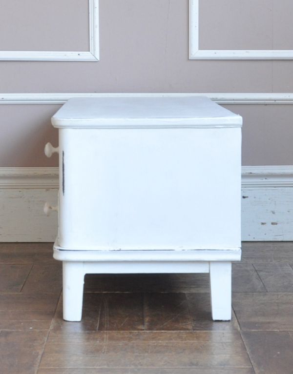 アンティークのチェスト アンティーク家具 ホワイトペイントのアンティーク家具、テレビ台に使えるローキャビネット。サイドもきれいにペイントされています。(d-1132-f)